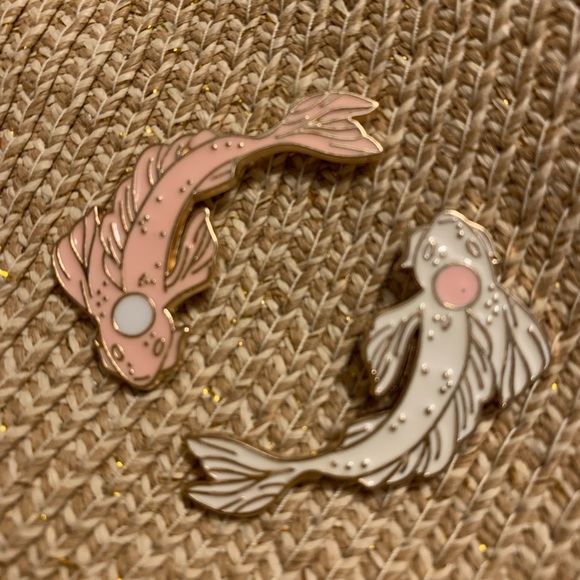 Koi fish enamel pins Yin yang - set of 2 - Picture 1 of 7